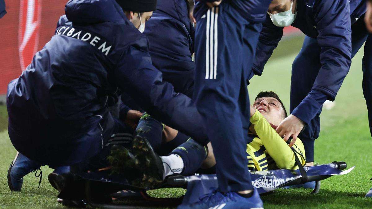 Antalyaspor maçında sakatlanan Mesut Özil koltuk değnekleriyle görüntülendi