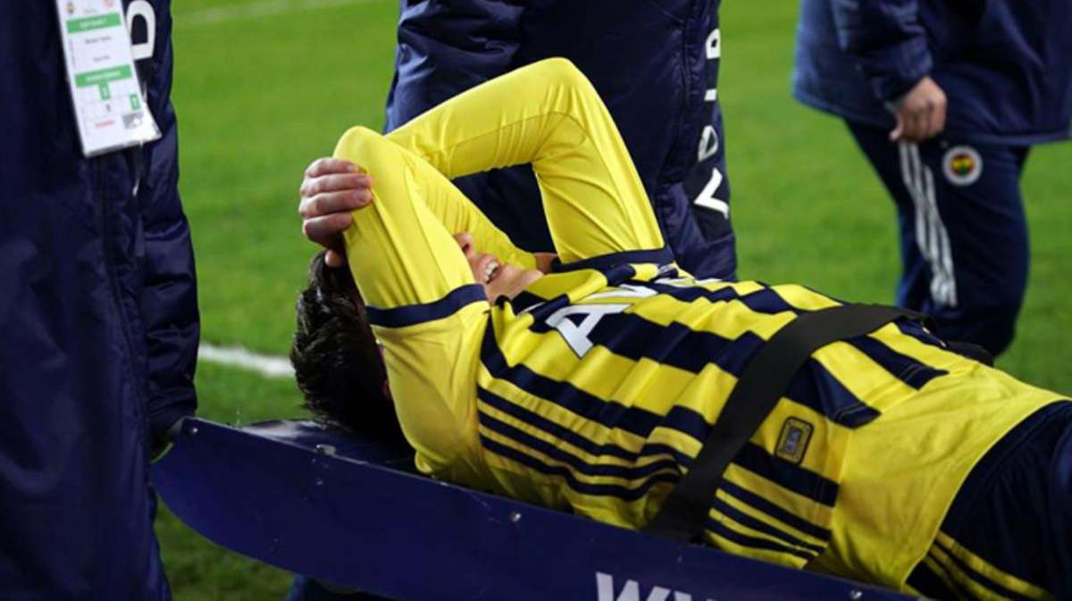 Antalyaspor maçında sakatlanan Mesut Özil'in 1 ay sahalardan uzak kalması bekleniyor
