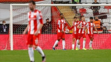 Antalyaspor'da 4 futbolcu koronavirüs nedeniyle kadrodan çıkarıldı