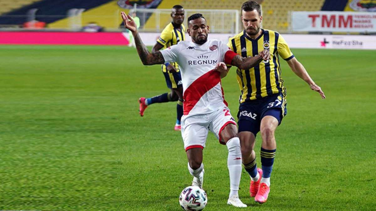 Antalyasporlular verilmeyen penaltı sonrası maçın hakemine büyük tepki gösterdi