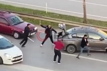 Araçları durdurup sopalarla birbirlerine saldırdılar