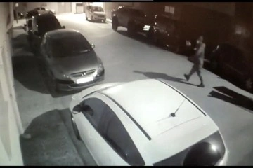 Araçların kapılarını açamayınca kendini kaydeden güvenlik kamerasını çaldı