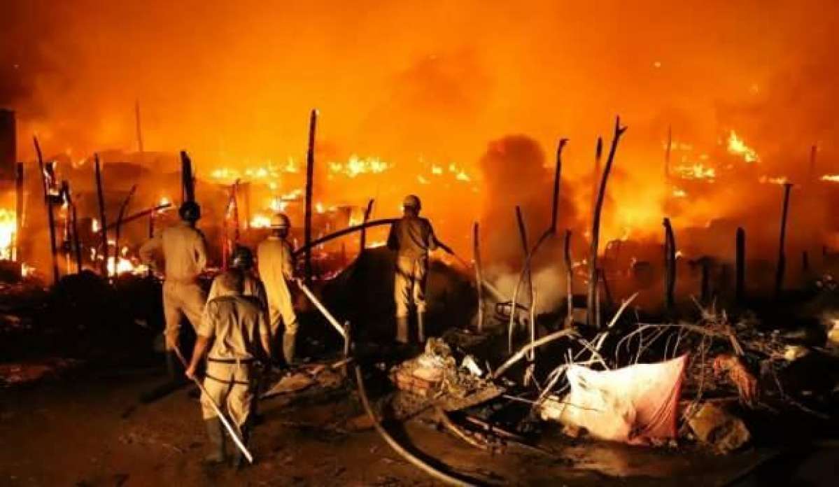Arakanlı Müslümanların kampında çıkan yangında 56 baraka yandı
