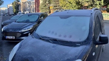 Ardahan ve Kars'ta soğuk hava nedeniyle araçların camları buz tuttu