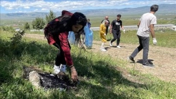 Ardahan'da gönüllü gençler ormanda çöp topladı