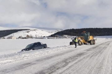 Ardahan'da kar ve tipi nedeniyle yolda mahsur kalanlar kurtarıldı