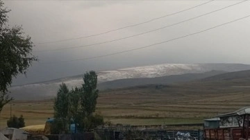 Ardahan'da Kısır Dağı'na kar yağdı
