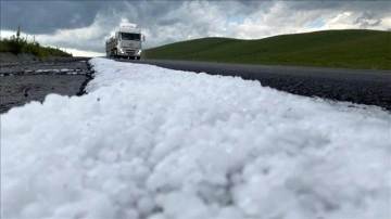Ardahan'da sağanak ve dolu etkili oldu