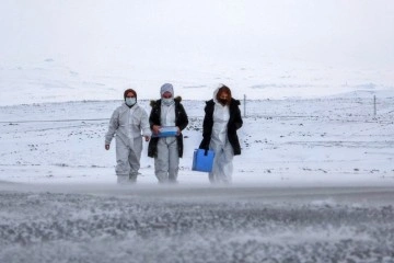Ardahan'da sağlıkçılar kar, tipi ve fırtınaya rağmen köy köy gezip aşılama yapıyor