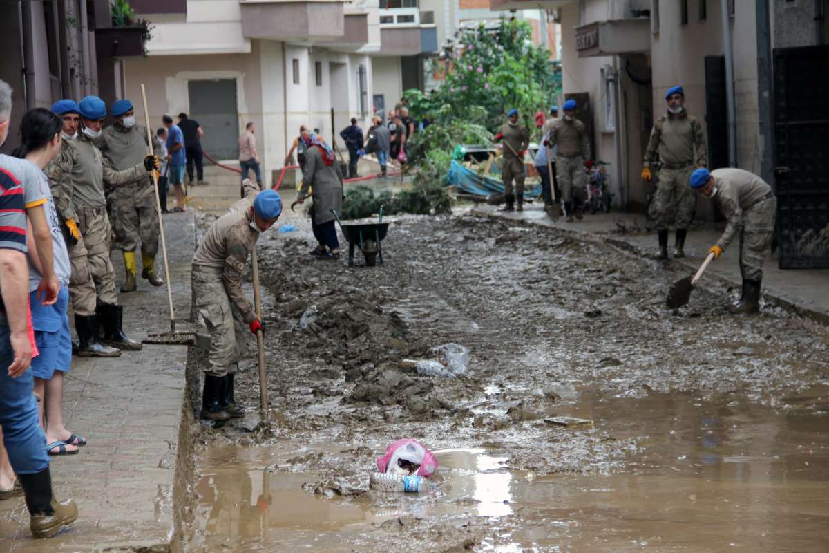 Arhavi'de yaşanan sel afetinin ardından temizlik çalışmaları devam ediyor