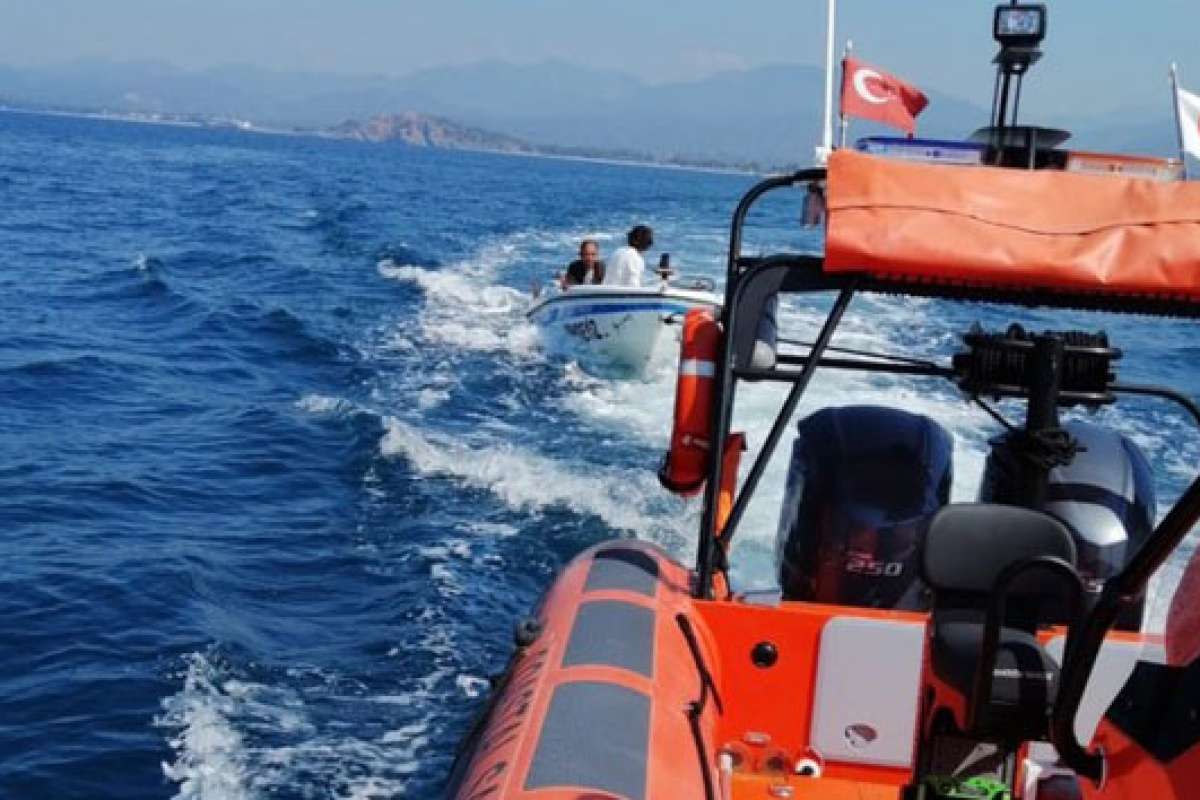 Arıza yapan teknede mahsur kalan 2 kişi kurtarıldı
