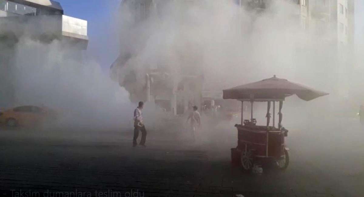 Arıza yapan ticari taksi Taksim Meydanı'nı dumana boğdu
