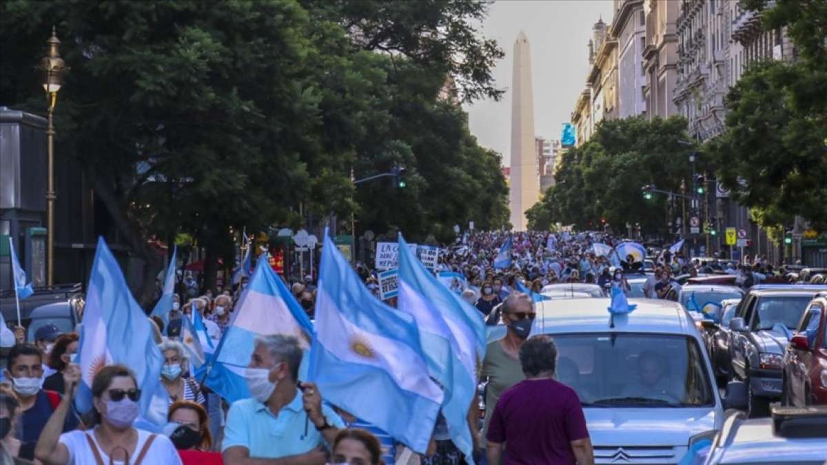 Arjantin'de ayrıcalıklı Kovid-19 aşı uygulaması hükümet karşıtı gösterilere neden oldu