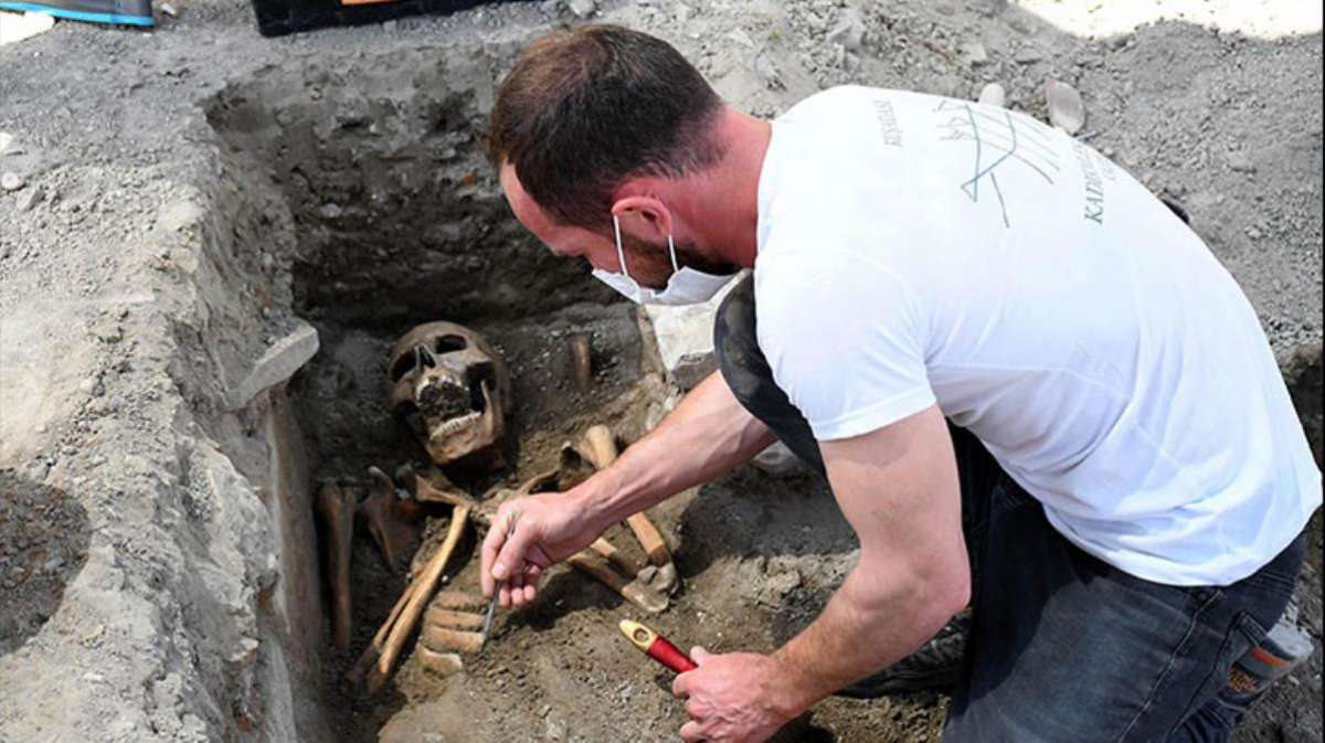 Arkeologlar Aydın'da kazmayı vurdukça yenisi çıktı: 13. yüzyıldan kalma oldukları açıklandı
