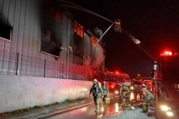 Arnavutköy’de 10 bin metrekarelik fabrika kül oldu