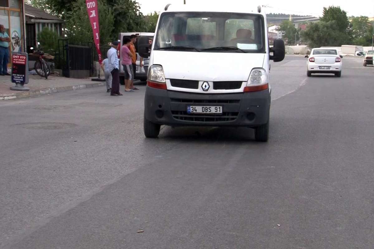 Arnavutköy'de bisiklet süren çocuğa minibüs çarptı