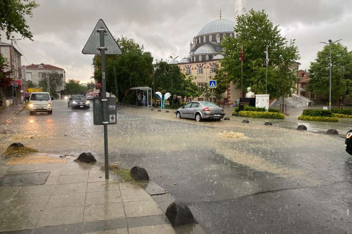 Arnavutköy'de etkili olan yağmur inşaat alanını göle çevirdi