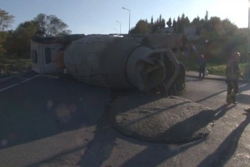 Arnavutköy’de virajı dönemeyen beton mikseri yan yattı