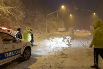 Artvin'de kar yağışı nedeniyle Hopa-Borçka karayolunda uzun araç kuyrukları oluştu