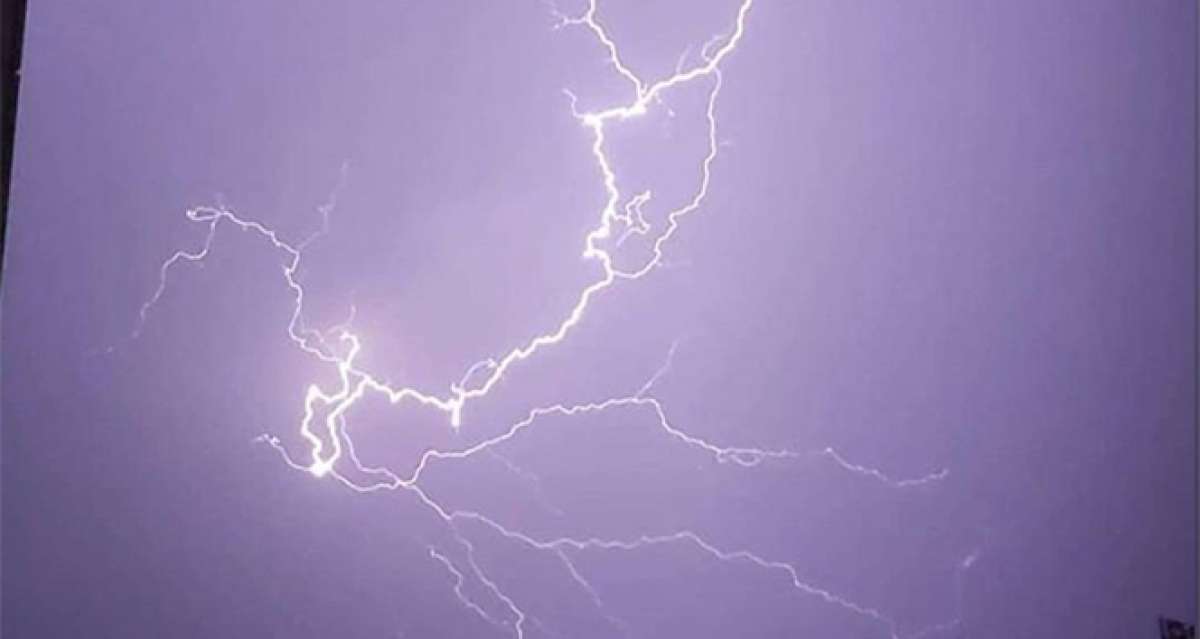 Artvin'in Şavşat ilçesinde sağanak yağış sonrası yıldırım düştü, 37 köyün elektriği kesildi