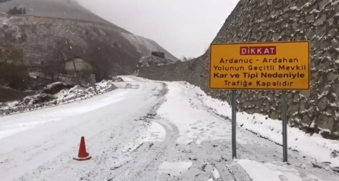 Arvin-Ardanuç-Ardahan karayolu kar nedeniyle ulaşıma kapandı