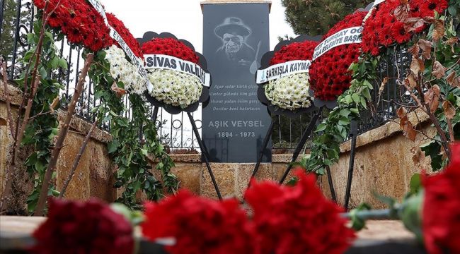  Aşık Veysel ölümünün 48. yılında Sivas'taki mezarı başında anıldı