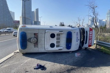 Ataşehir TEM'de otomobilin çarptığı ambulans sürüklenerek bariyerlere çarptı