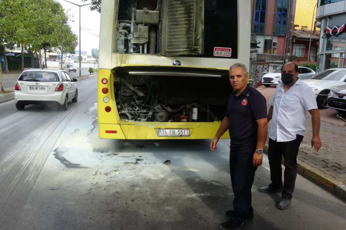 Ataşehir'de 15 yolcusu olan otobüsün motorunun yandığı anlar kamerada