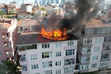 Ataşehir’de 4 katlı binanın çatısı alev alev yandı