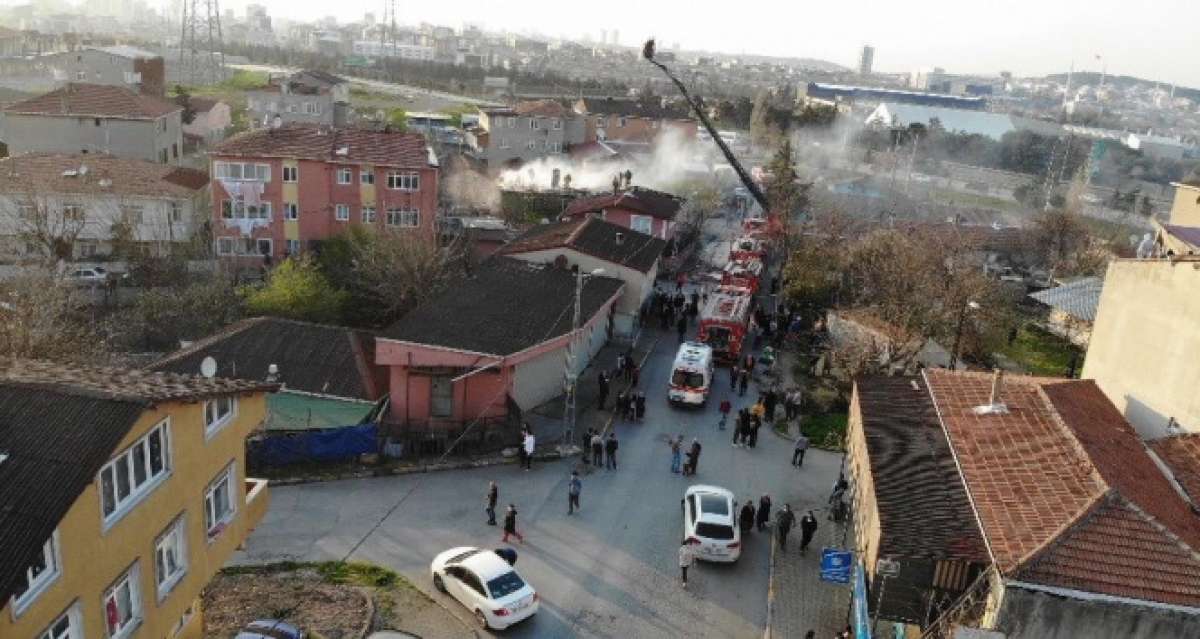 Ataşehir'de çatıları saran alevler, mahalleliyi sokağa döktü