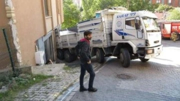 Ataşehir'de geri geri kayan un yüklü kamyon iş yerine girdi