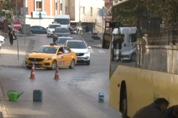 Ataşehir’de İETT aracı yolda kaldı, sürücü caddeyi trafiğe kapattı