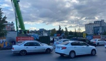 Ataşehir'de metro inşaatında vinçten düşen işçi yaralandı