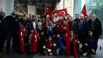 Avrupa 3'&uuml;nc&uuml;s&uuml; Serbest G&uuml;reş Milli Takımı, Ankara'da &ccedil;i&ccedil;eklerle karşılandı