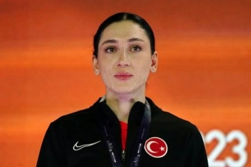 Avrupa şampiyonu milli sporcu Tuğba Danışmaz altın madalyasını aldı
