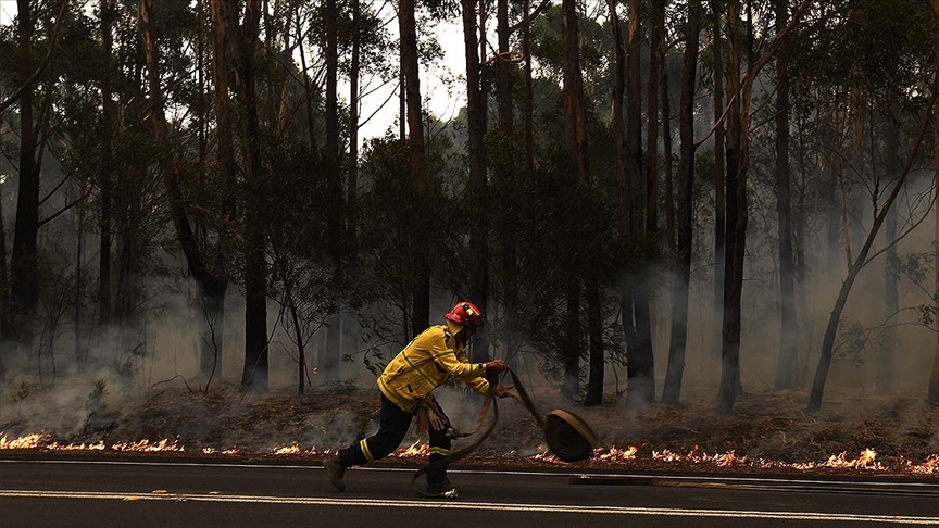 Avustralya'nın Fraser Adası'ndaki yangın yerleşim yerlerini tehdit ediyor