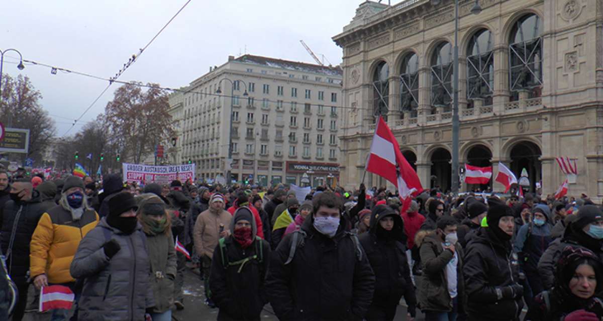 Avusturya'da Covid-19 önlemleri protesto edildi