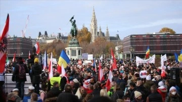 Avusturya’da pazartesi başlayacak sokağa çıkma kısıtlaması protesto edildi