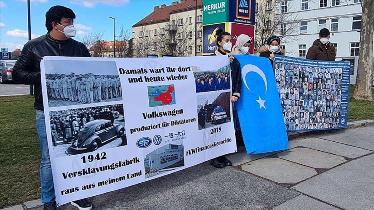 Avusturya'da Uygur Türkleri, otomobil üreticisi Volkswagen firmasını protesto etti