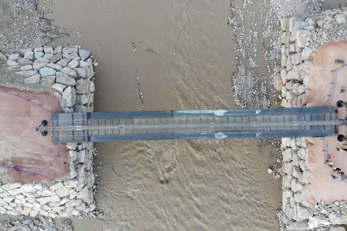 Ayancık'ta selin yıktığı köprünün yerine askeri köprü