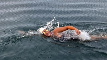 Aysu Türkoğlu, Kuzey Kanalı'nı yüzerek geçen en genç Türk sporcu oldu