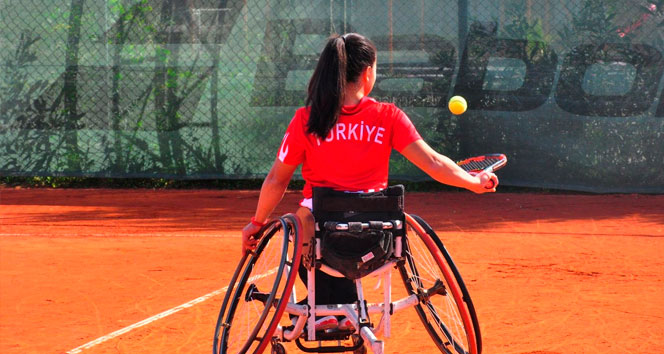 Aytemiz, Paralimpik Tenisçi Büşra Ün'e sponsor oldu