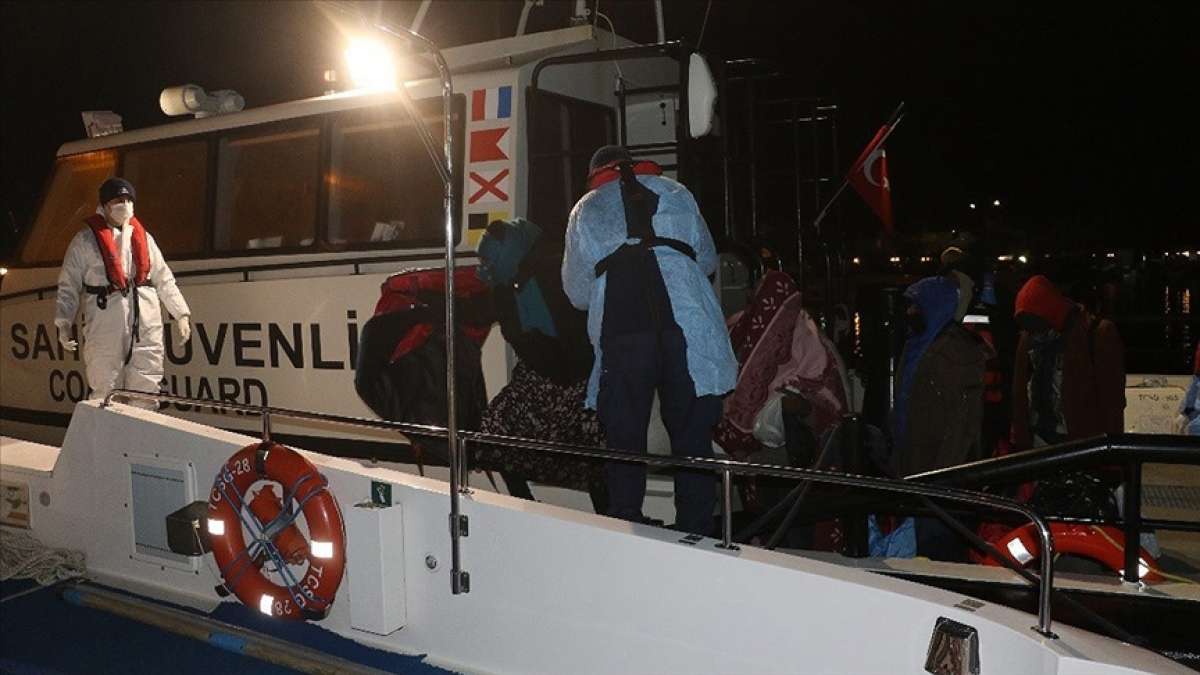 Ayvalık açıklarında lastik botları arızalanan 38 sığınmacı kurtarıldı