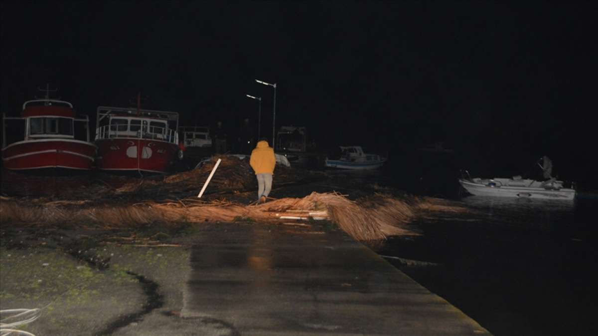 Ayvalık'ta hortum nedeniyle 4 tekne battı, binalar ve araçlarda hasar oluştu