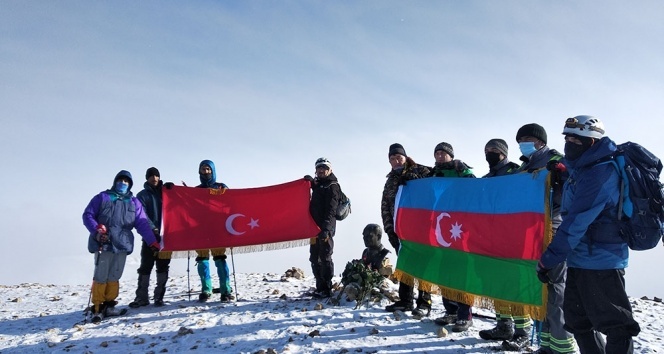 Azerbaycanlı ve Türk dağcılar 'Haydar Zirvesi' ve 'Atatürk Zirvesi'ne tırmandı