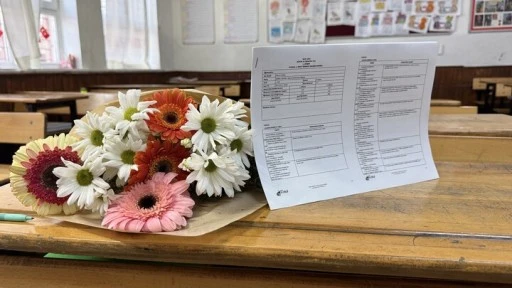 Babaları tarafından &ouml;ld&uuml;r&uuml;len kardeşlerin karneleri &ccedil;i&ccedil;eklerle sıralarına bırakıldı