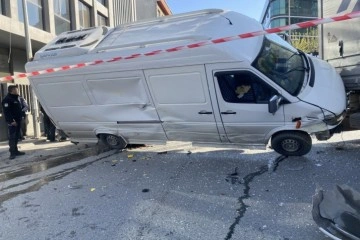 Bağcılar&rsquo;da 7 aracın karıştığı zincirleme kazanın g&ouml;r&uuml;nt&uuml;leri ortaya &ccedil;ıktı