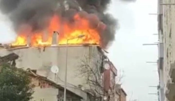Bağcılar'da bir binada doğalgaz patlamasının ardından yangın çıktı