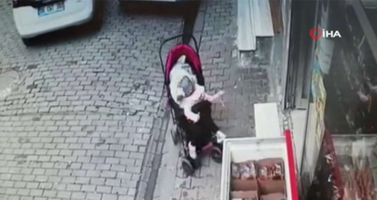 Bağcılar'da içinde bebek bulunan araba yola düştü, o anlar kameraya yansıdı