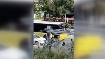 Bağcılar'da İETT şoförüyle tartışan motosiklet sürücüsü kaskıyla otobüsün camını kırdı